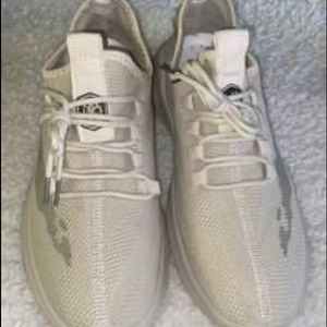 Men’s tennis shoes